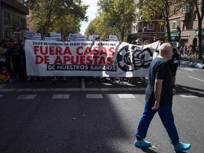 Manifestación contra las casas de apuestas de Madrid en Bravo Murillo el pasado 6 de octubre. 