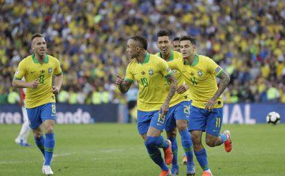 Everton, Coutinho, Firmino y Arthur celebran el primer gol de Brasil ante Perú.