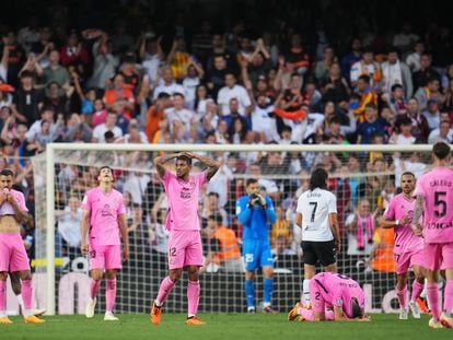 Los jugadores del Espanyol tras empatar con el Valencia en Liga y confirmar el descenso a Segunda División, en Mestalla este domingo.