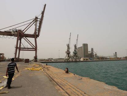 Un hombre, en el puerto de Hodeida (Yemen).