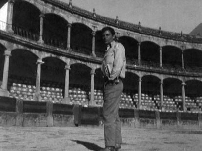 Marsé en la plaza de toros de Ronda, en 1962.