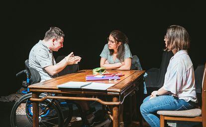 De izquierda a derecha, Marc Buxaderas, Berta Camps y Andrea Álvarez, en 'Els àngels no tenen fills'.
