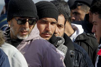 Refugiados se apiñan ante el punto de registro de la policía griega.