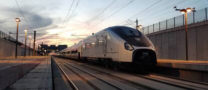 Unidad del tren de alta velocidad Talgo Avril, encargada por Renfe. Compatir en FacebookCompatir en TwitterCompatir en LinkedinEnviar por correo