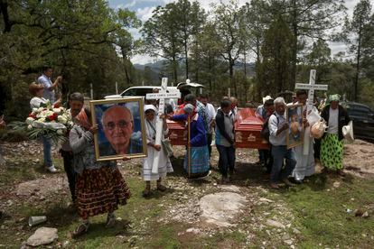 La procesión fúnebre de Javier Campos y Joaquín César Mora, los sacerdotes jesuitas, el 26 de junio del año pasado en Cerocahui.