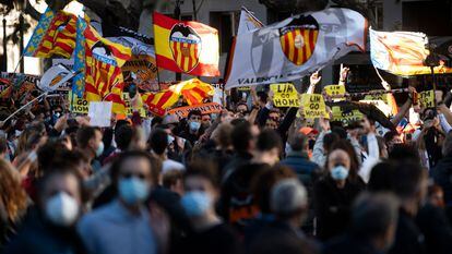 Protesta este sábado en la capital de aficionados del Valencia CF contra el máximo accionista del club Peter Lim.