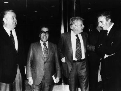 Presentación de los libros galardonados con el Premio Planeta de 1977 en la sede de la editorial. La obra ganadora fue 'Autobiografía de Federico Sánchez', de Jorge Semprún. En la foto, de izquierda a derecha, el editor José Manuel Lara y los escritores Ángel Palomino (finalista por 'Divorcio para una virgen rota'), Jorge Semprún y el actor Yves Montand.