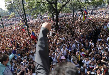 El líder de la oposición venezolana Leopoldo López levanta su puño ante la multitud de simpatizantes en Caracas.