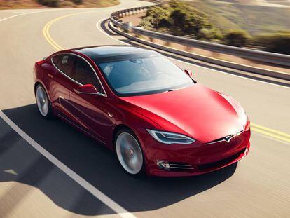 Tesla aumenta la autonomía de sus coches a distancia para escapar del huracán