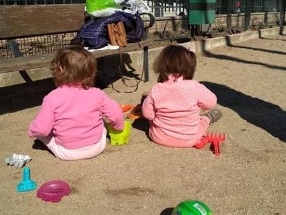 Las mellizas Candela y Valentina, jugado en el parque.