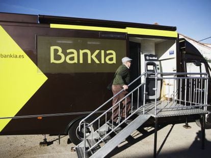 Autob&uacute;s intinerante de Bankia, en Titulcia, donde el banco cerr&oacute; su oficina. 