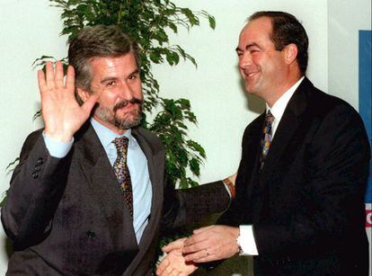 El presidente de Castilla-La Mancha, José Bono (d), acompañado del vicepresidente de la Comisión Europea, Manuel Marín, durante la inaguración de la oficina de representación de la Junta de Castilla-La Mancha en Bruselas, en 1997.