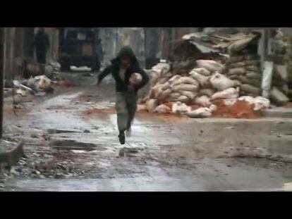 Una imagen tomada de un v&iacute;deo de YouTube de un hombre en Homs. 
 