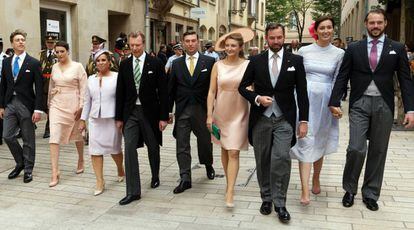 Los grandes duques de Luxemburgo, tercero y cuarto por la izquierda, con sus hijos y nueras en junio.