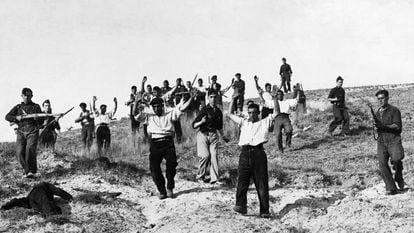 Soldados republicanos son capturados por las tropas franquistas en el frente de Somosierra durante la Guerra Civil.