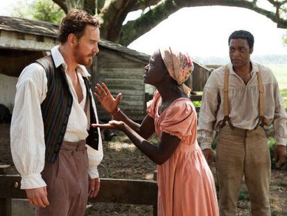 Desde la izquierda, Michael Fassbender, Lupita Nyong&rsquo;o y Chiwetel Ejiofor (que da vida a Northup), en el filme.