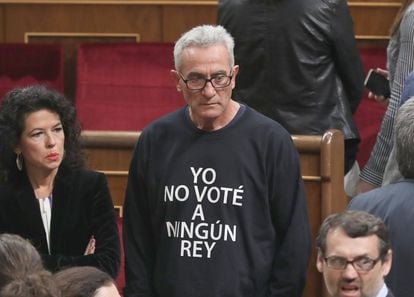 Se ve al diputado de Unido Podemos con una camiseta con la inscripción "yo no voté a ningún rey". 