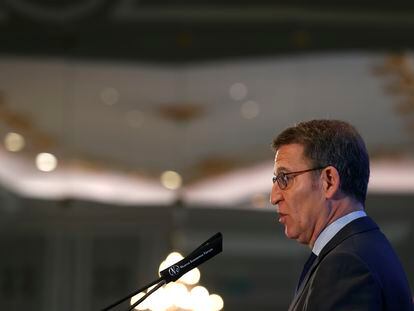 El líder del PP, Alberto Núñez Feijóo, da un discurso para presentar al presidente del PP de Castilla-La Mancha, Paco Núñez, este lunes, en Madrid.
