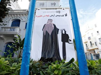 La pancarta colgada en la fachada del sindicato de periodistas tunecinos