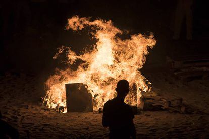 Una hoguera en la playa de Riazor durante la noche de San Juan.