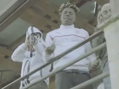 El cantante Black marfil en el centro, en un fotograma del vídeo por el que ha sido condenado, 'Fuck a cripa'.