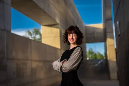 Irene Vallejo, en un parc de Saragossa.