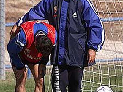 Kabir Nana, <i>fisio</i> del Zaragoza, con un jugador.