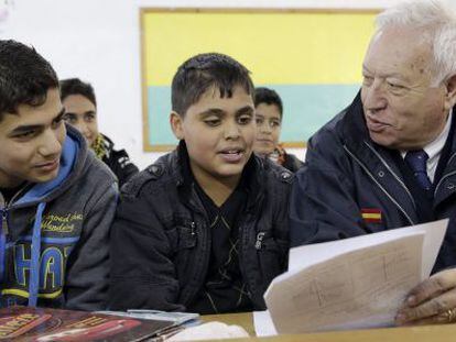 El ministro espa&ntilde;ol de Asuntos Exteriores, Jos&eacute; Manuel Garc&iacute;a-Margallo, conversa con los alumnos de una escuela de la Franja que ha visitado. 