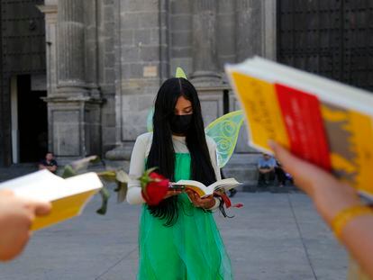 Jóvenes leen 'Ensayo sobre la ceguera', de José Saramago, durante la inauguración de Guadalajara Capital Mundial del Libro, este sábado.