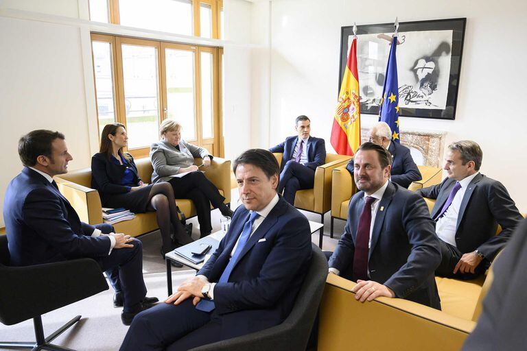 Pedro Sánchez, junto a algunos de sus homólogos de la UE, durante su viaje a Bruselas para la reunión extraordinaria del Consejo Europeo, el pasado 21 de febrero.