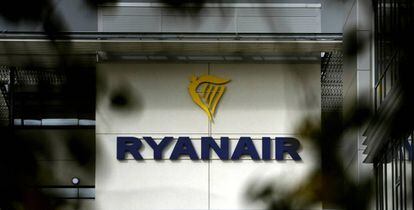 La marca de Ryanair ante la sede central de la compañía.