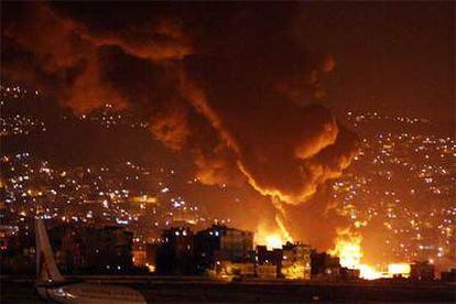 Depósitos de combustible en el aeropuerto de Beirut ardían anoche tras un bombardeo israelí