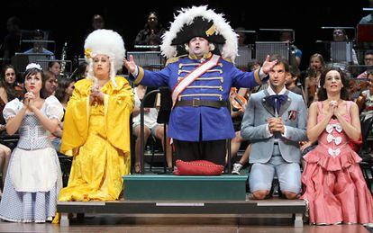 Una escena de la &oacute;pera &#039;Candide&#039;, de Voltaire, en versi&oacute;n de Paco Mir, en el Teatro Auditorio de San Lorenzo de El Escorial (Madrid), en 2011. 