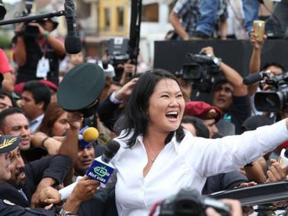 La candidata de Fuerza Popular, Keiko Fujimori, este domingo tras haber votado en un colegio electoral de Lima. Ernesto Arias EFE