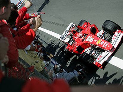 Michael Schumacher celebra con su equipo su victoria en el Gran Premio de Europa.
