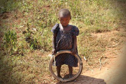 Niña jugando con un neumático alrededor de la aldea Cyaruzinge, en Ruanda.