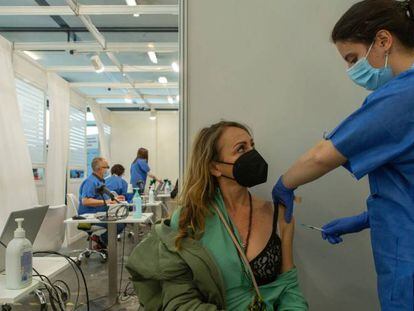 Una enfermera vacuna a una mujer en el centro de vacunación de la Fira de Barcelona,