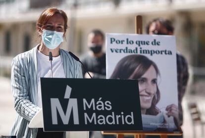 La candidata de Más Madrid, Mónica García, interviene en un mitin de Más Madrid en Alcorcón el 17 de abril de 2021.