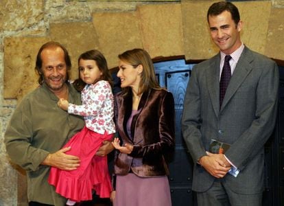 Paco de Lucía posa para la prensa junto a su hija Antonia y los, por entonces, príncipes de Asturias, Don Felipe y Doña Leticia, dos días antes de la ceremonia de entrega en Oviedo.