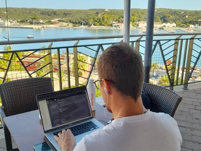 Federico Menaier, de Eventbrite, trabajando en remoto desde Menorca.