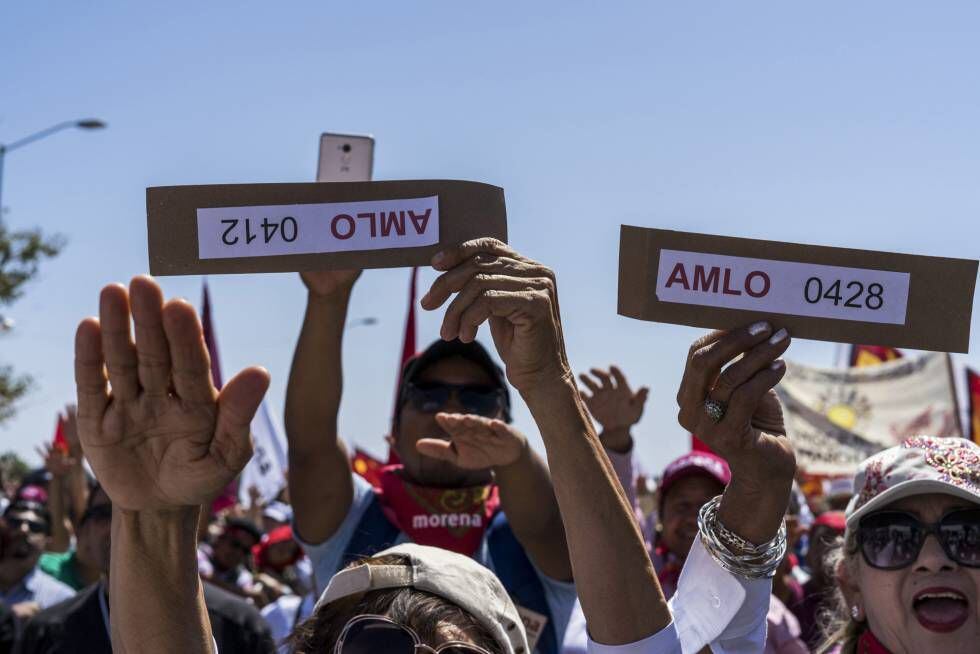 Simpatizantes de Morena, durante la simbólica toma de protesta que realiza López Obrador en sus actos.
