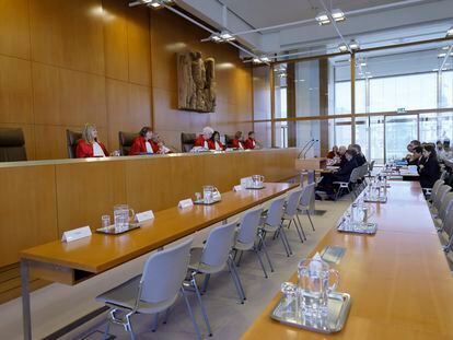 Primera sesión del juicio en Karlsruhe, este martes, para determinar si el NPD debe dejar de recibir subvenciones públicas. En las primeras filas, las sillas vacías de los representantes de la formación.