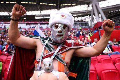 Un aficionado con la máscara de El Santo, en la Copa Confederaciones.