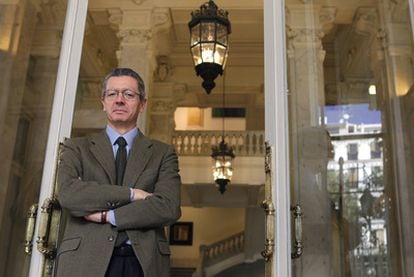 El alcalde de Madrid, en la puerta del Ayuntamiento.