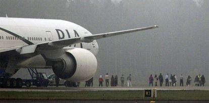 Los pasajeros evacúan el avión paquistaní que ha aterrizado en Estocolmo por una amenaza de bomba.