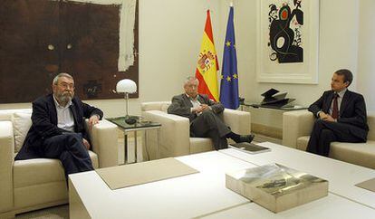 Cándido Méndez, Ignacio Fernández Toxo y José Luis Rodríguez Zapatero, en mayo en La Moncloa.