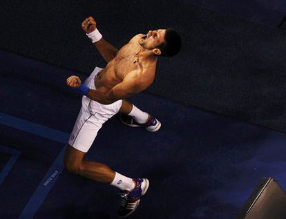 Novak Djokovic celebra su victoria sobre Rafael Nadal en Melbourne.
