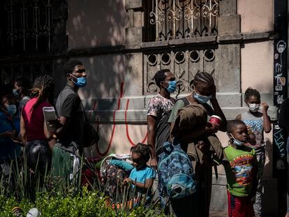 Un grupo de haitianos hacen fila a las afueras de la Comisión Mexicana de Ayuda a Refugiados (COMAR) de la Ciudad de México para solicitar asilo humanitario.