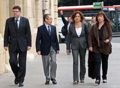 Los diputados socialistas Joaquim Puig, Ángel Luna, Carmen Ninet y Cristina Moreno, que firman la querella, la semana pasada junto a la sede del TSJ valenciano.
