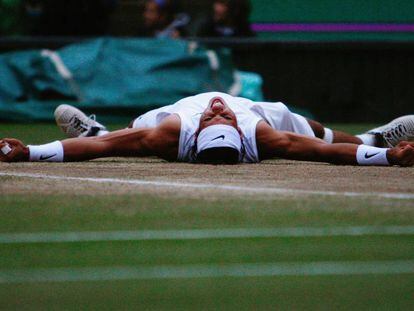Nadal, sobre el césped de la central de Wimbledon tras ganar la final de 2008 a Federer.
